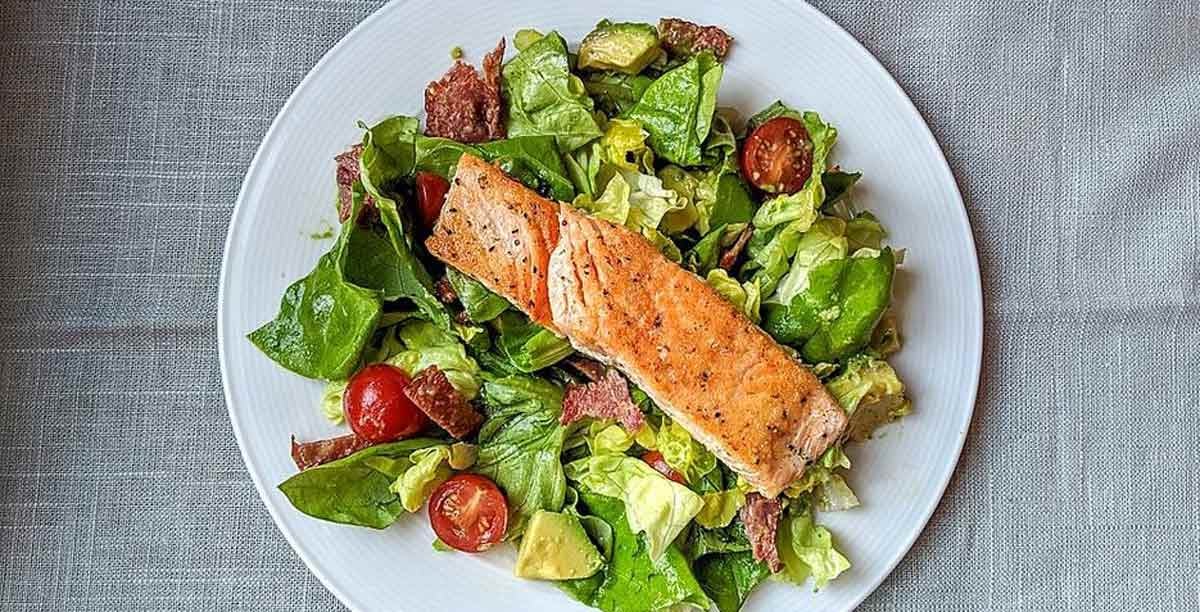 Горбуша с авокадо. Сайзерия Salmon Salad. Гурули салад. Салат с тунцом гриль и авокадо. Salmon прямоугольное блюдо Salad.